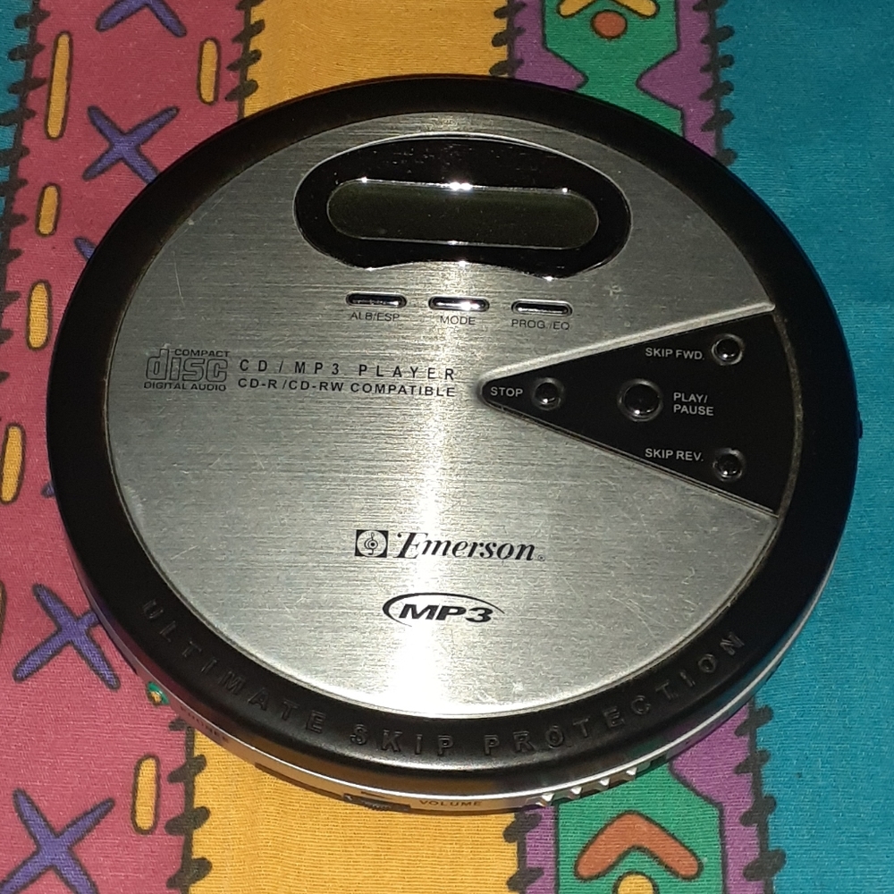 2005 Emerson Portable CD / MP3 Player Vintage CDR/RW Compatible